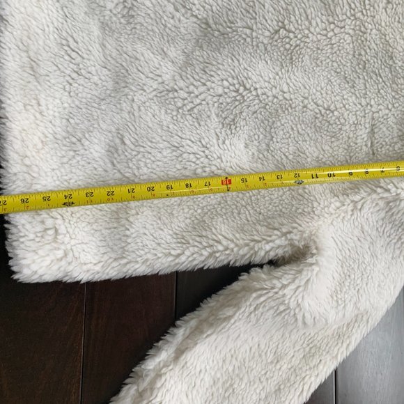 NWT Tommy Hilfiger Zip Faux Fur Zipped Jacket (warm for winter months) - Picture 11 of 16